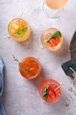 Yaz kokteylleri veya bitki ve meyveli kokteyller.