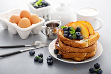 Taze şeftali ve yabanmersinli tost.
