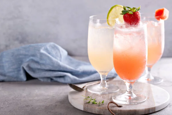 Coquetéis de verão ou mocktails com ervas e frutas — Fotografia de Stock