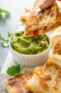 Guacamole ile servis edilen karides ve peynirli quesadilla.