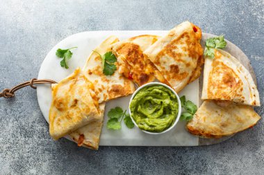 Guacamole ile servis edilen karides ve peynirli quesadilla.