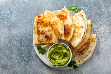 Guacamole ile servis edilen karides ve peynirli quesadilla.