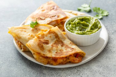 Guacamole ile servis edilen karides ve peynirli quesadilla.