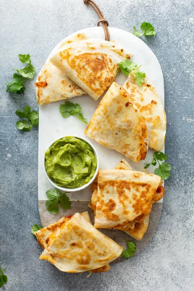Guacamole ile servis edilen karides ve peynirli quesadilla.