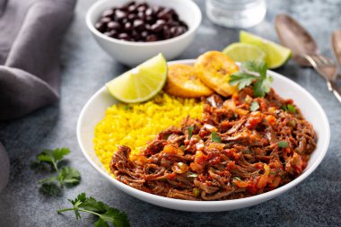 Ropa vieja, pirinçli biftek tabağı.