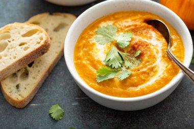 Kremalı ve kişniş soslu balkabağı çorbası.