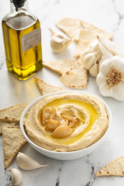 Zeytinyağlı sarımsaklı humus.