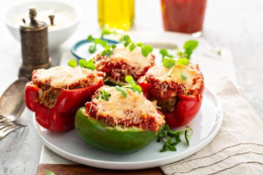 Doldurulmuş biber ve sığır eti tabakta