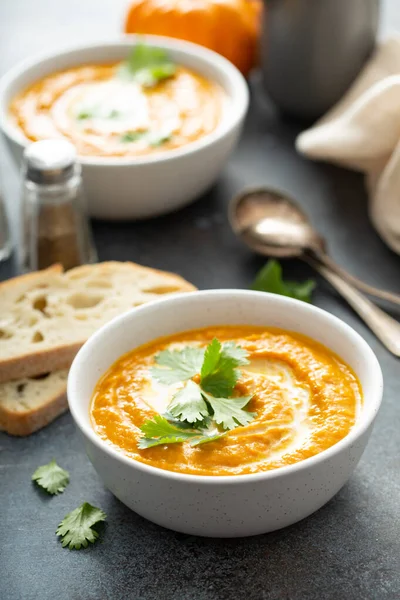 Kürbissuppe mit Sahne und Koriander — Stockfoto