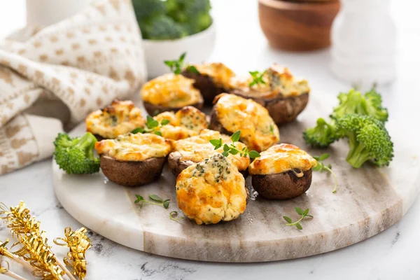 Champignons farcis au brocoli et au fromage — Photo