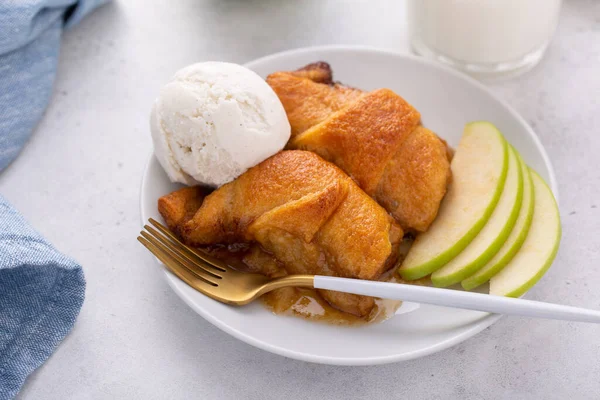 Apfelknödel in einem Gericht gebacken, über Kopf geschossen — Stockfoto