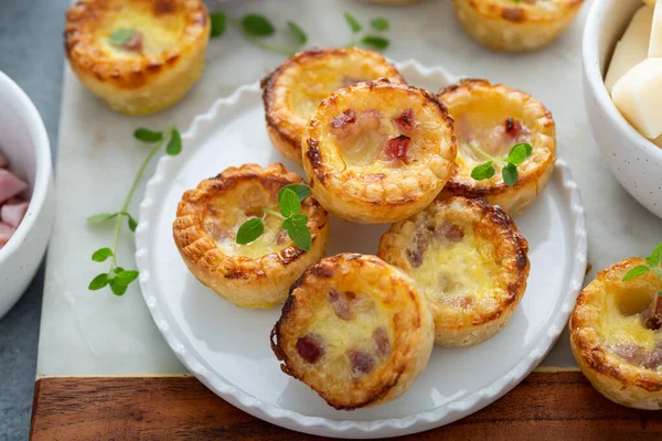 Mini ham en kaas quiches voor het ontbijt — Stockfoto