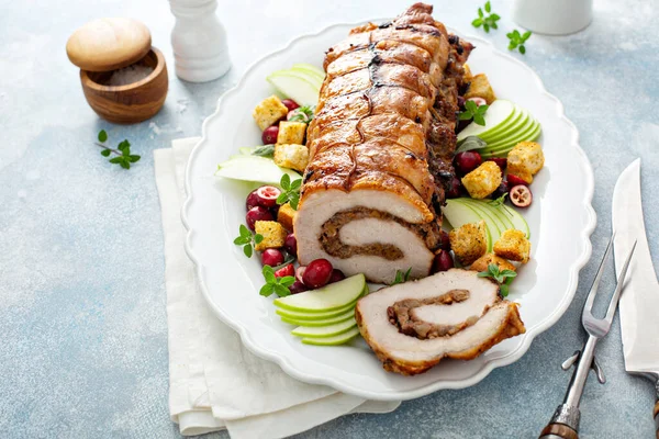 Lomo de cerdo asado relleno con relleno de manzana y arándano —  Fotos de Stock