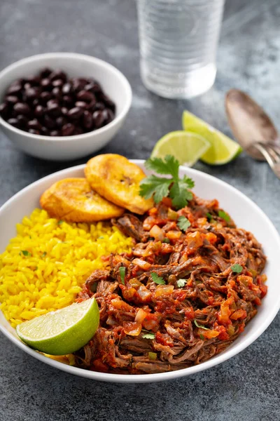 Ropa vieja, prato de bife flanco com arroz — Fotografia de Stock