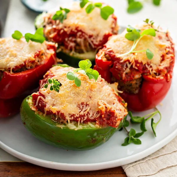 Pimientos rellenos con relleno de carne molida en un plato — Foto de Stock