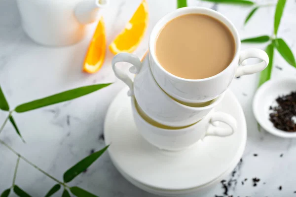 Earl thé au lait gris versé dans des tasses empilées — Photo