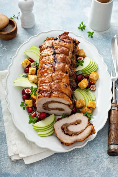 Lomo de cerdo asado relleno con relleno de manzana y arándano —  Fotos de Stock