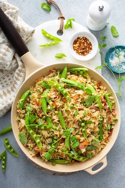 Breakfast fried rice with bacon and peas — стоковое фото