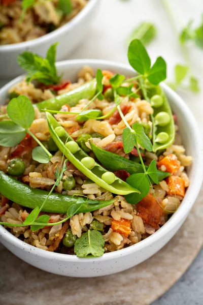 Breakfast fried rice with bacon and peas — стоковое фото