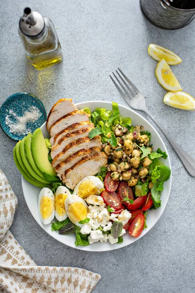 Comida saludable para ensaladas con pollo, aguacate y garbanzos —  Fotos de Stock