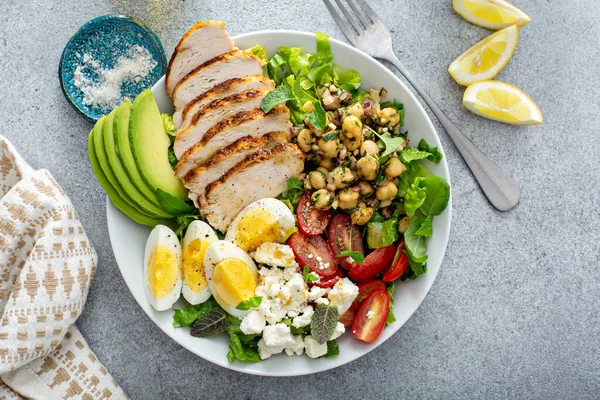 Zdravý salátový oběd s kuřecím masem, avokádem a cizrnou — Stock fotografie