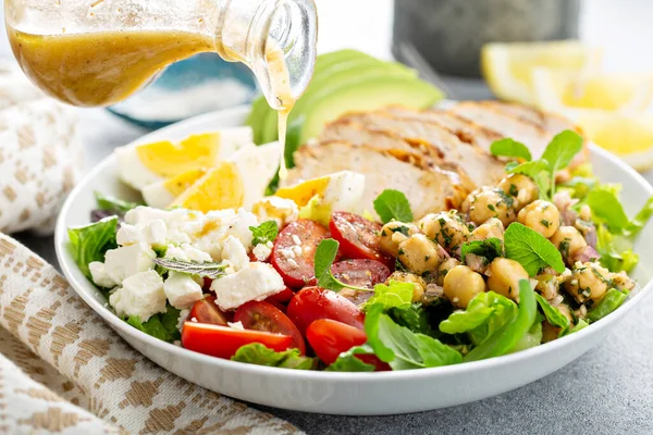 Gezonde salade lunch kom met kip, avocado en kikkererwten — Stockfoto