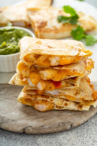 Shrimp and cheese quesadillas served with guacamole — Stock Photo, Image