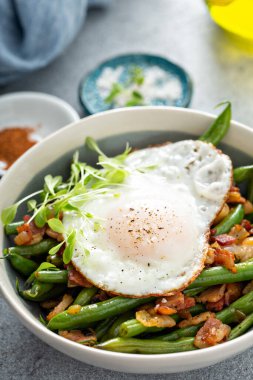 Sağlıklı ve kahvaltıyı yumurta, yeşil fasulye ve pastırma ile dolduruyorum.
