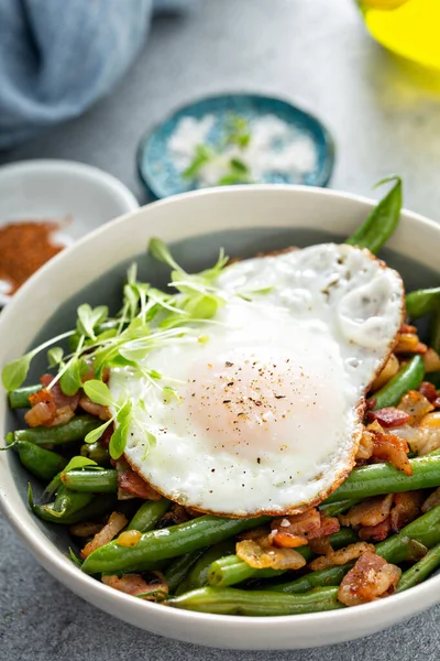 Desayuno saludable y lleno de huevo, judías verdes y tocino — Foto de Stock