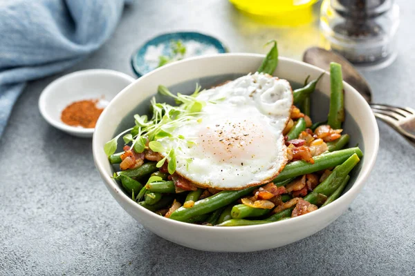 Desayuno saludable y lleno de huevo, judías verdes y tocino — Foto de Stock