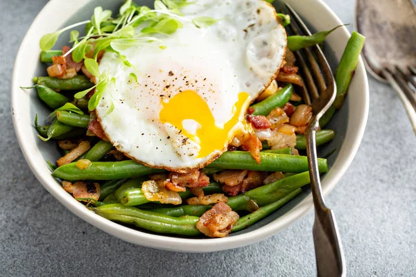 Desayuno saludable y lleno de huevo, judías verdes y tocino — Foto de Stock