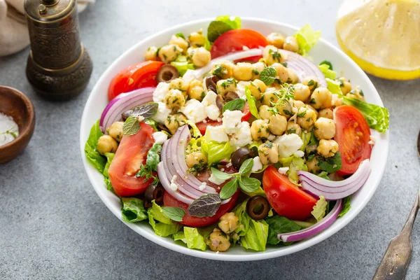 Zdravý jarní řecký salát s čerstvou zeleninou a cizrnou — Stock fotografie
