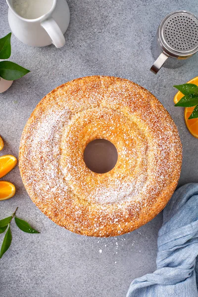 Torta tradicional de vainilla con extracto de naranja, torta Bundt —  Fotos de Stock