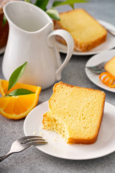 Traditional vanilla pound cake with orange extract, Bundt cake — Stock Photo, Image