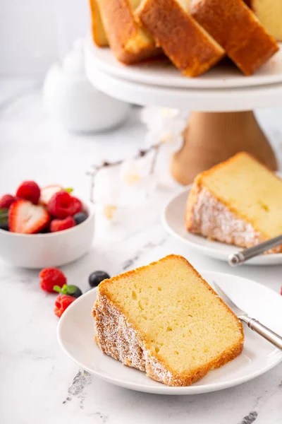 Traditioneller Vanille-Pfund-Kuchen in einer Pfanne gebacken — Stockfoto