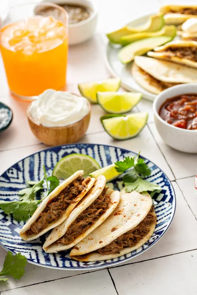 Tacos assados com carne mexicana picada e queijo — Fotografia de Stock