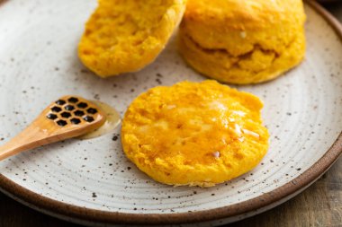 Kahvaltıda ev yapımı tereyağlı patates bisküvileri.