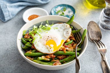 Sağlıklı ve kahvaltıyı yumurta, yeşil fasulye ve pastırma ile dolduruyorum.