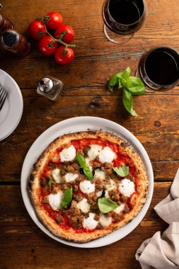 Mozarella ve fesleğenli taze pişmiş Napoli pizzası.