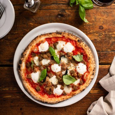 Mozarella ve fesleğenli taze pişmiş Napoli pizzası.