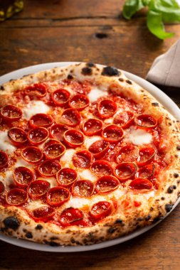 Taze pişmiş pepperonili ve mozzarella soslu Napoli pizzası.