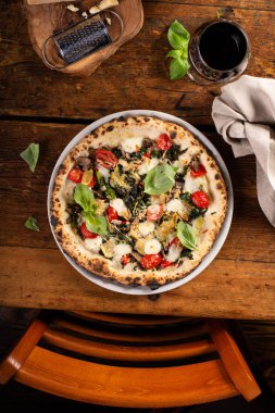 Mantarlı ve enginarlı taze pişmiş vejetaryen Napoli pizzası.