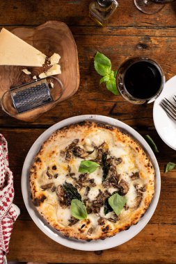 Peynirli ve mantarlı taze pişmiş Napoli pizzası.