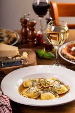 Esmer tereyağlı taze ravioli ve adaçayı.