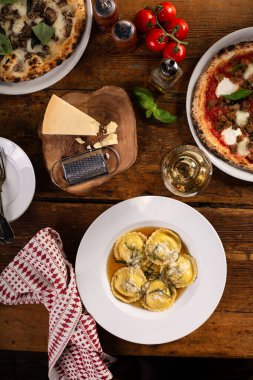 Esmer tereyağlı taze ravioli ve adaçayı.