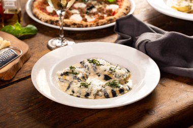 Taze deniz ürünleri ve krem soslu peynirli ravioli.