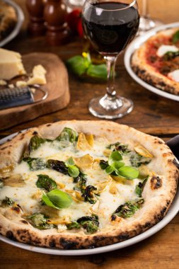 Pizza bianca mı yoksa enginarlı beyaz pizza mı?