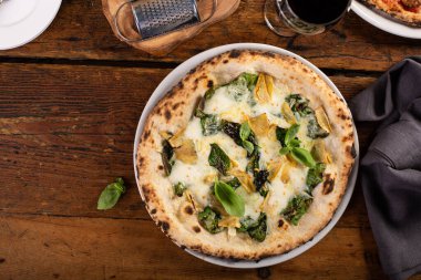 Pizza bianca mı yoksa enginarlı beyaz pizza mı?