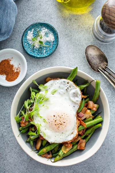 Desayuno saludable y lleno de huevo, judías verdes y tocino —  Fotos de Stock