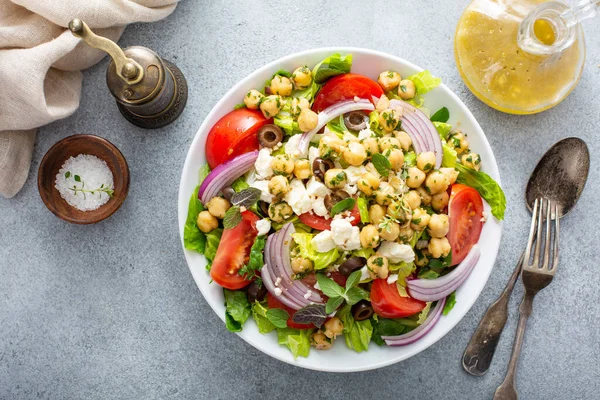 Здоровий весняний грецький салат з свіжими овочами й курячим городом. — стокове фото
